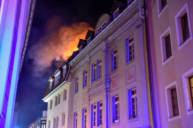 Großbrand in der Altstadt: Dachstuhl steht lichterloh in Flammen