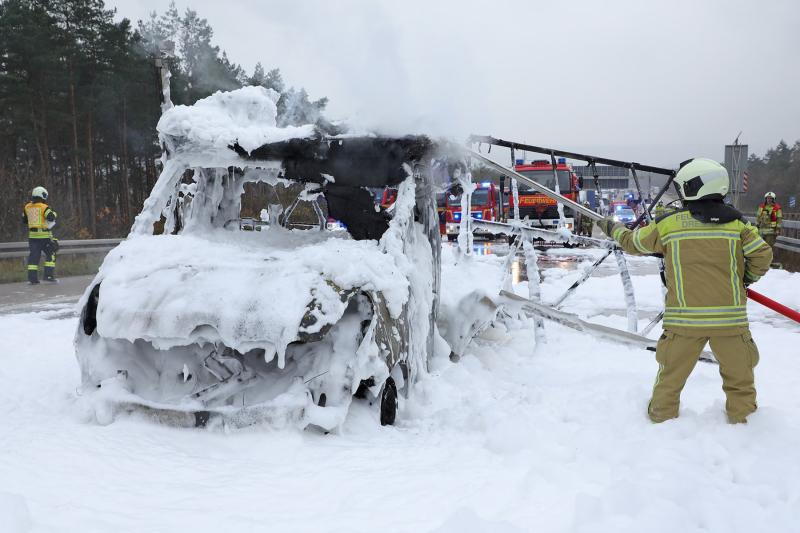 Kleintransporter brannte auf der Autobahn aus - kilometerlanger Stau
