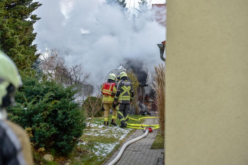 Laube brennt in Wohngebiet: Feuerwehr muss anrücken