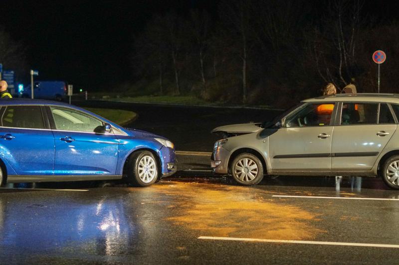Vorfahrtsfehler führt zu Verkehrsunfall: Zwei PKW stoßen auf BBundesstraße zusammen