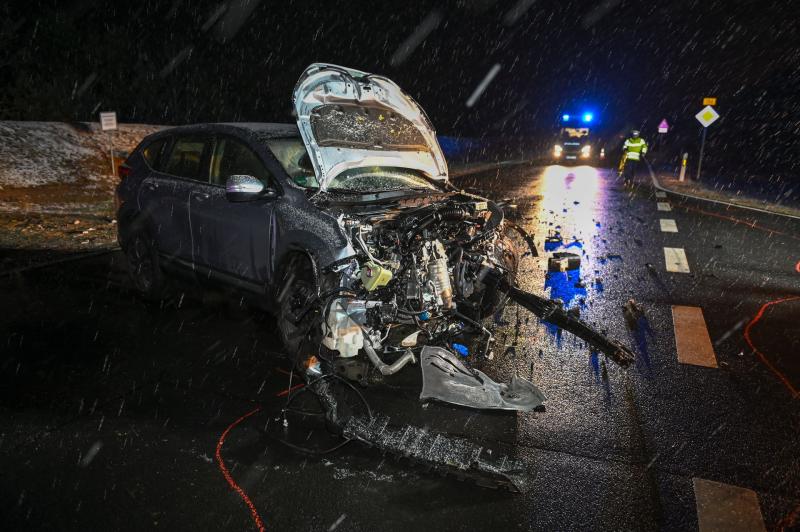 Heiligabend endet mit schwerem Verkehrsunfall: Mehrere Verletzte bei Frontalcrash auf Bundesstraße