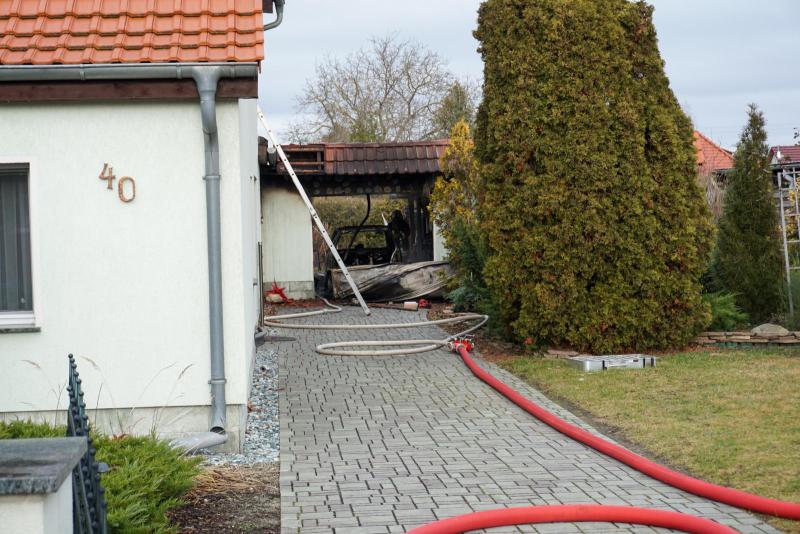 Feuerwehr verhindert Schlimmeres: Pkw brannte unter einem Unterstand