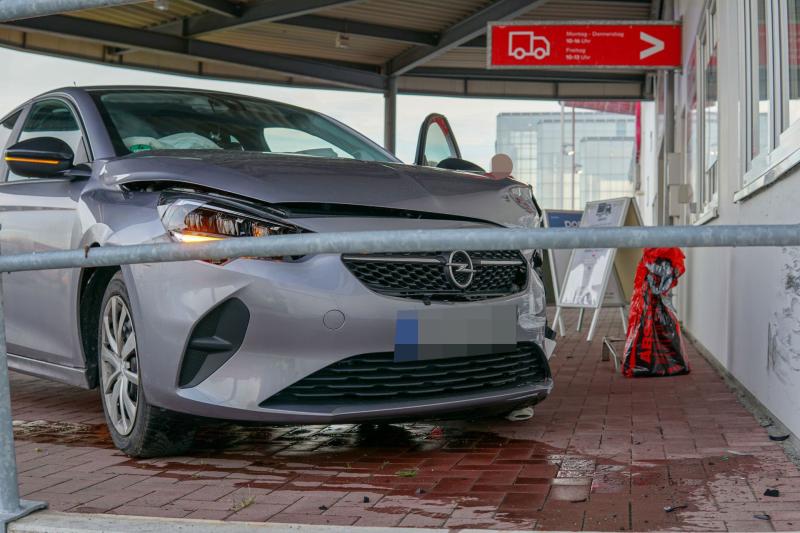 Gas und Bremse verwechselt? Opel kracht in Wand von Möbelmarkt