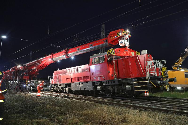 Diesellokomotive entgleist - schwierige Bergung, wichtige Bahnstrecke lange gesperrt