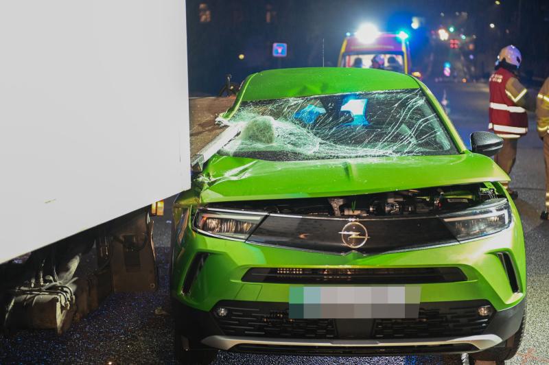 Opel fährt gegen stehenden LKW: Ladebordwand zertrümmert Fahrzeug