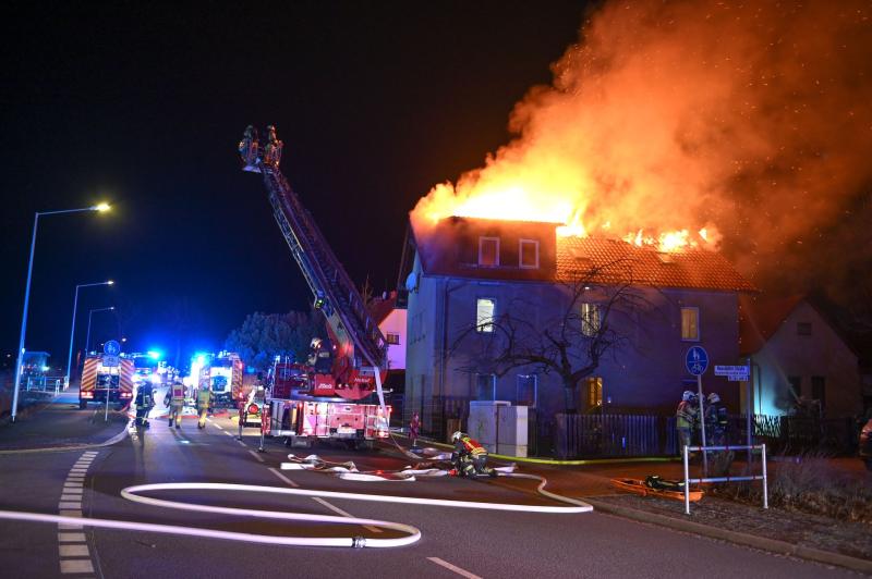 Dachstuhl von Wohnhaus brennt in voller Ausdehnung: Zwei Verletzte