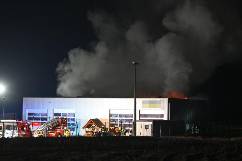 Bergekran brennt in Halle: Feuerwehreinsatz bei Abschleppdienst