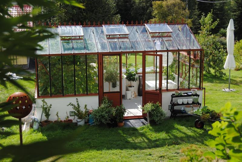 Mit dem eigenen Gewächshaus im Garten ein Paradies schaffen
