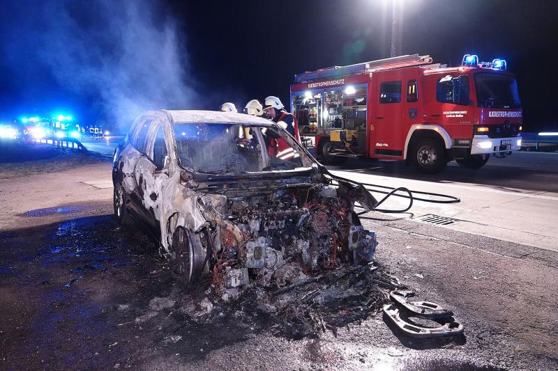 Hybrid-PKW brannte auf der Autobahn
