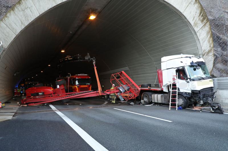 LKW prallte gegen Tunnelwand und verlor Hubsteiger