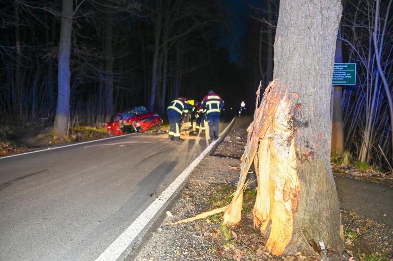 PKW kracht gegen Baum: Feuerwehr entdeckt Unfall mit Drohne