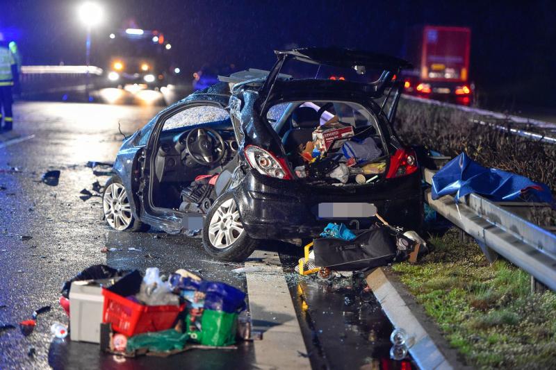 Unfalldrama auf der Autobahn: Zwei Menschen sterben bei heftigem Crash