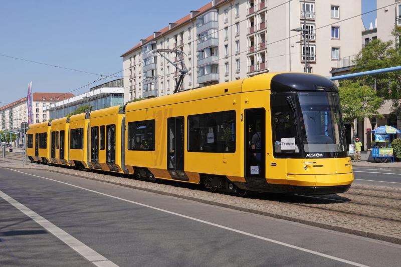 Testfahrten mit der neuen Straßenbahn im Stadtgebiet