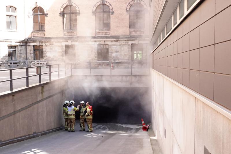 Heißwasserleitung bei Polizeidirektion Dresden geplatzt - Feuerwehrleute und Polizisten brachten Fahrzeuge in Sicherheit