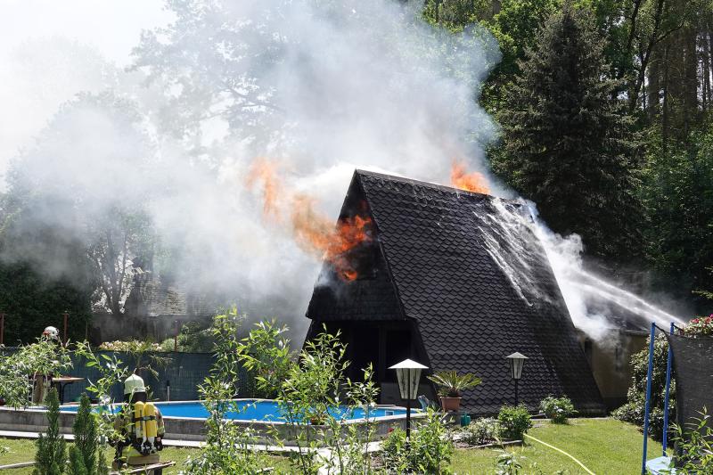 Saunahütte ging in Flammen auf - stundenlange Löscharbeiten