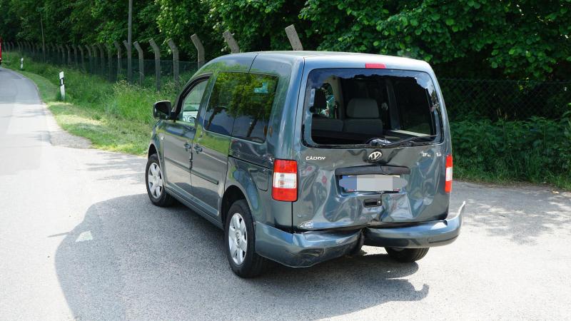 Transporter kracht in Heck von einem VW Caddy: 1 Verletzter