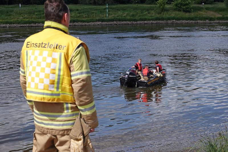 Feuerwehr rettete Person aus der Elbe