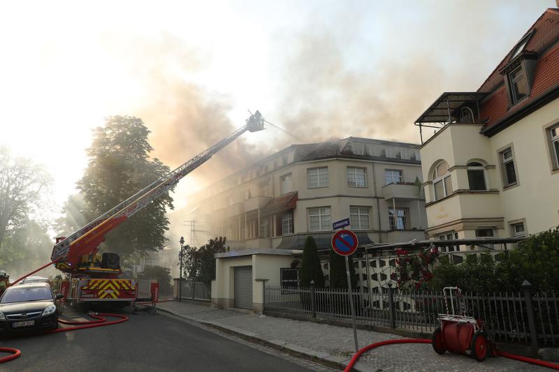 Dachstuhl brannte auf Wohnhaus - 17 Verletzte, über 100 Feuerwehrleute im Einsatz