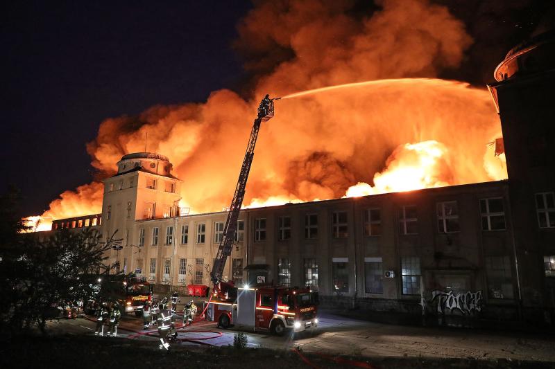 Große Fabrikhalle ging in Flammen auf