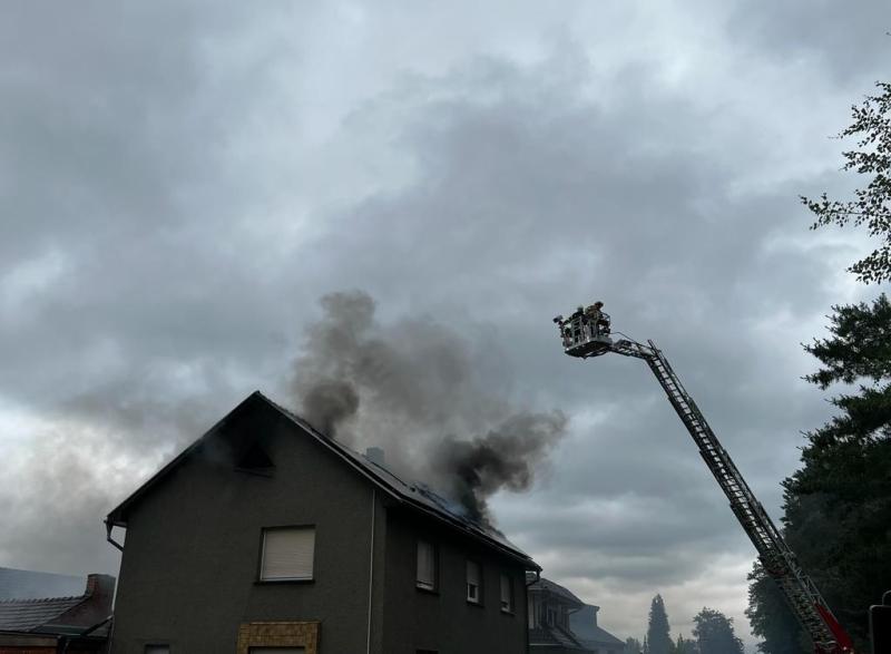 Brand in einem Mehrfamilienhaus - zwei verletzte Personen