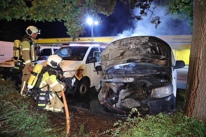 Zwei Kleintransporter einer Autovermietung brannten