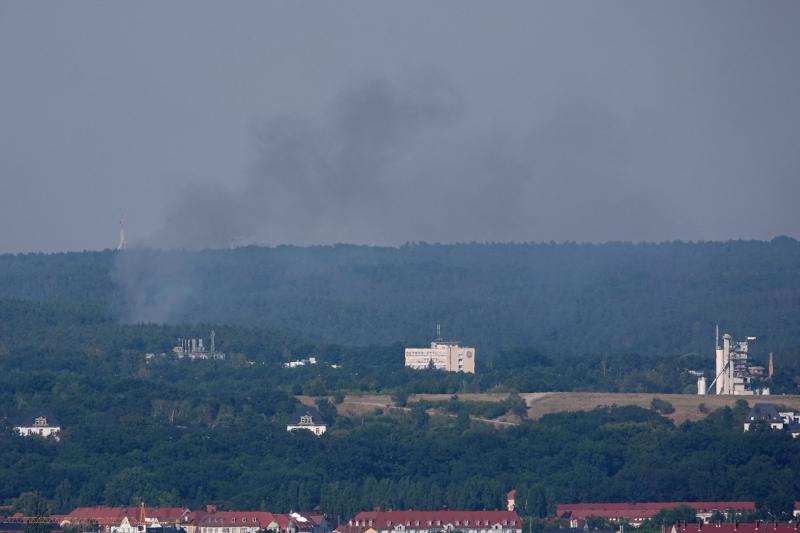 Waldboden brannte neben Eisenbahnstrecke in der Dresdner Heide