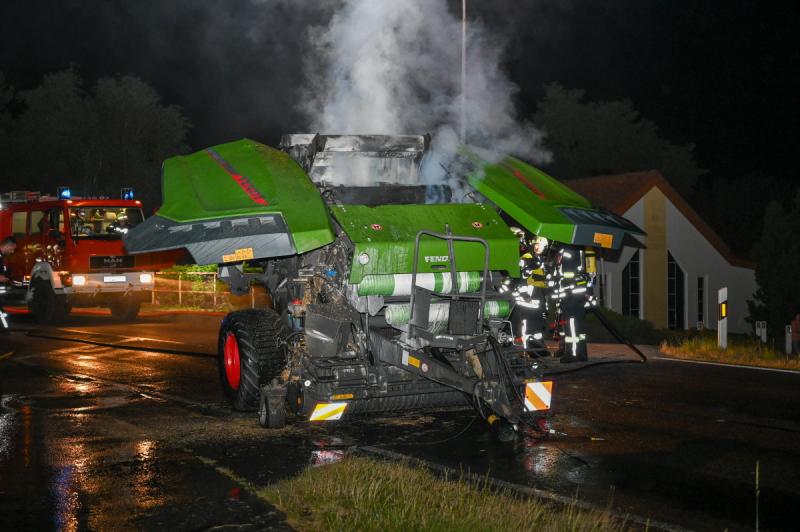 Ballenpresse brennt während Fahrt: Traktorist handelt schnell