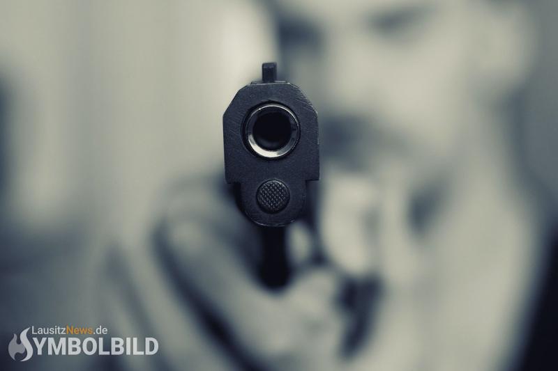 Mann schießt in Hinterhof − Polizei stellt Waffen sicher