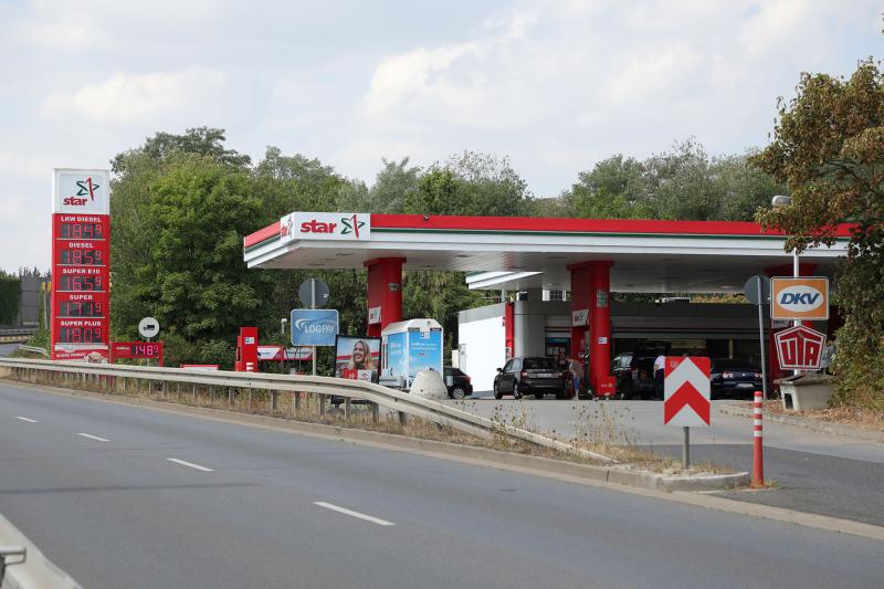 Mitarbeiter bedroht – Mehrere hundert Euro aus Tankstelle gestohlen