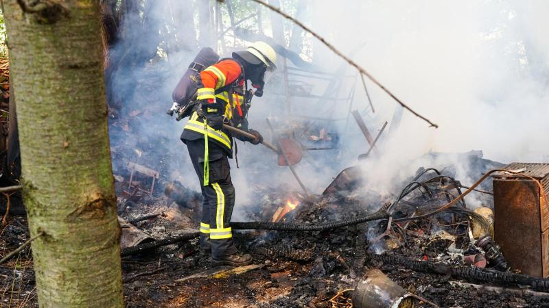 Gartenlaube steht in Vollbrand: Feuerwehr im Einsatz