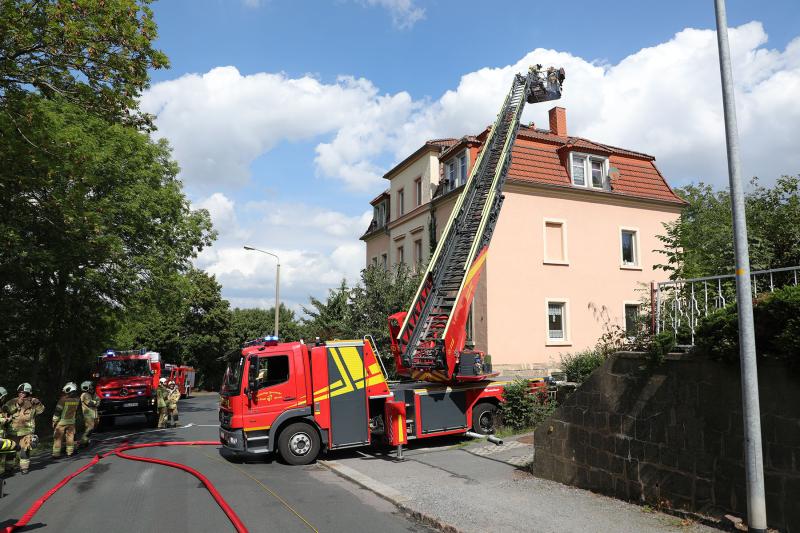 Schornsteinbrand auf Mehrfamilienhaus - Löschversuch mit Wasser scheiterte