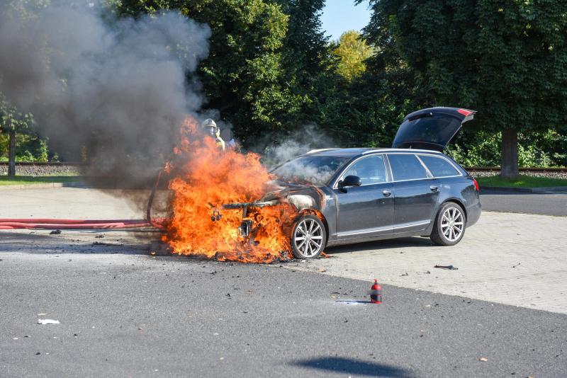 Audi brennt auf Parkplatz