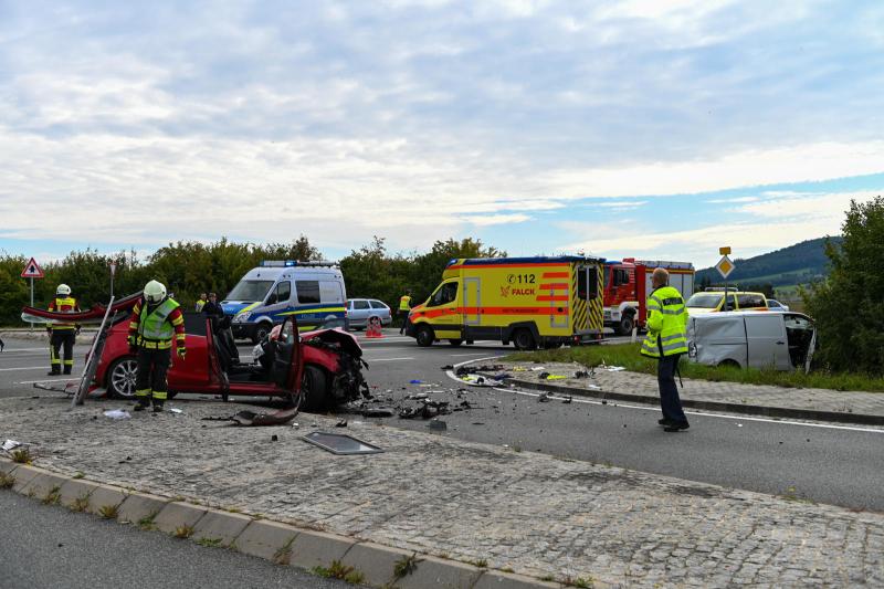 Schwerer Verkehrsunfall auf der Bundesstraße: 4 Verletzte