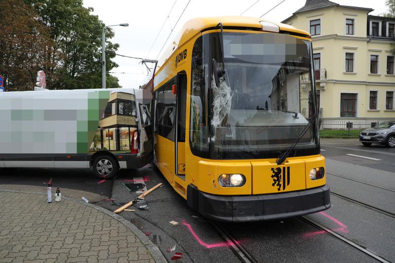 Kleintransporter kollidierte mit Straßenbahn