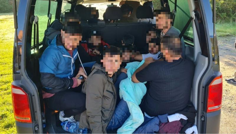 Schleuser mit 19 Migranten in VW Bus gestoppt