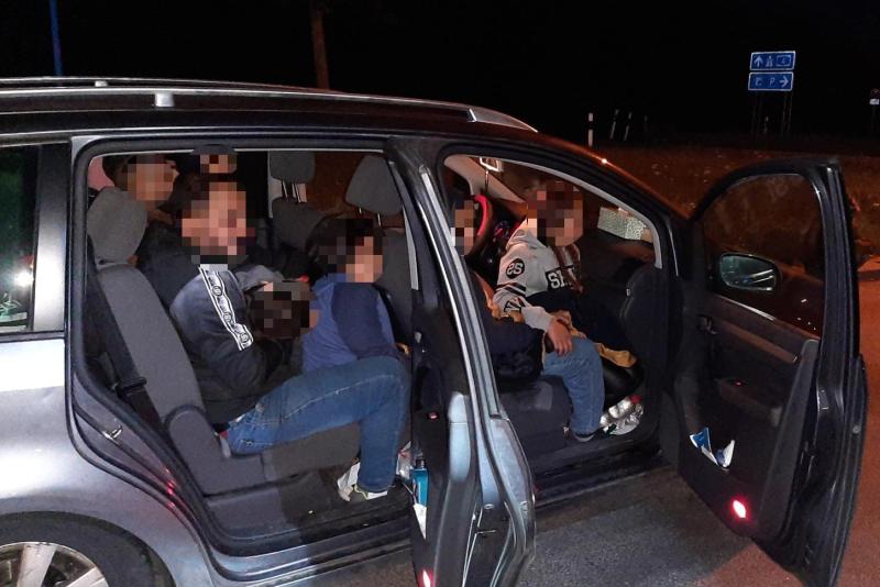 Schleuser mit 13 Migranten in VW Touran gestoppt