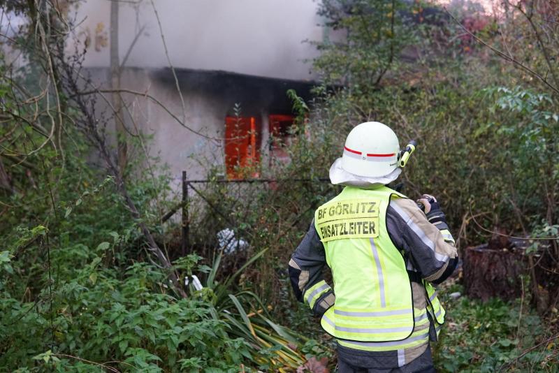 Feuerwehr rückt zu einem Gebäudebrand aus