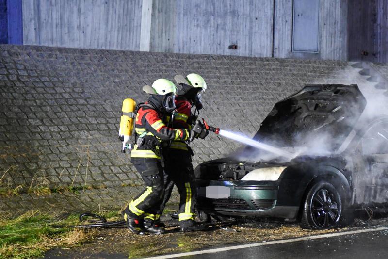 Flüchtige rammen Polizeifahrzeug: Kurz darauf brennt der Fluchtwagen