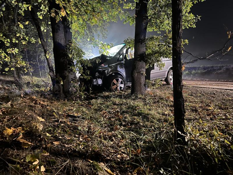 Mercedes kracht frontal gegen Baum: Fahrer schwer verletzt