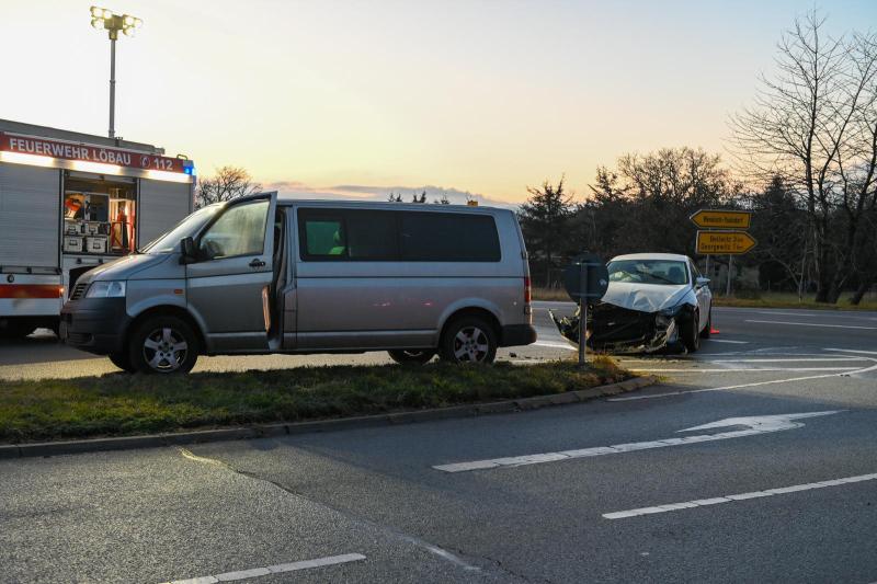 PKW und VW-Bus krachen auf Kreuzung zusammen