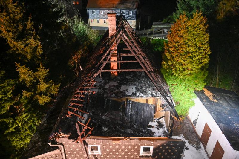 Leer stehendes Wohnhaus brennt lichterloh: Feuerwehrdepot steht direkt daneben
