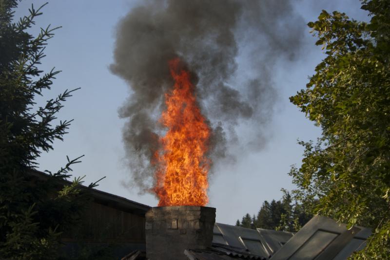 Rußbränden vorbeugen: Hinweise zum Heizen mit Kamin und Ofen