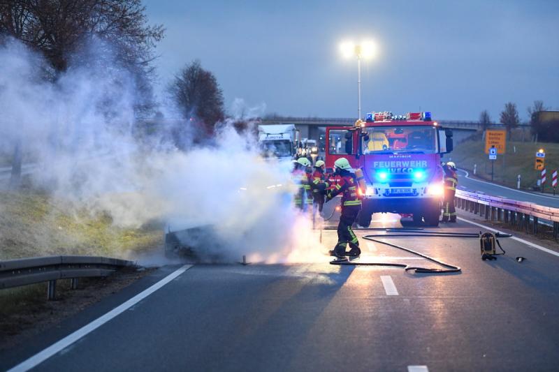Audi steht auf Schnellstraße in Flammen