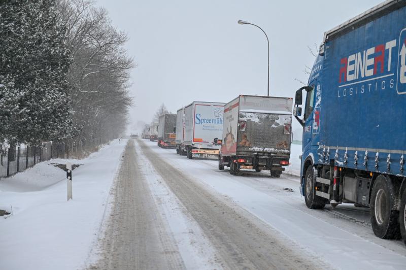 Verkehrschaos durch Schneefälle: Stillstand auf Bundesstraße