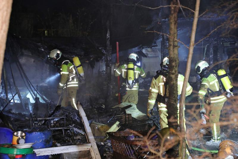 Gartenlaube und zwei Wohnwagen gingen in Flammen auf