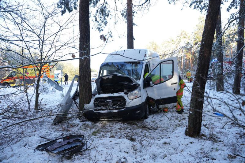 Transport schießt über Kreuzung in Wald - 2 Schwerverletzte