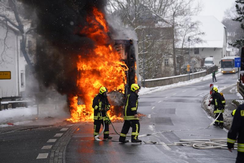 Fahrerhaus eines LKW steht lichterloh in Flammen