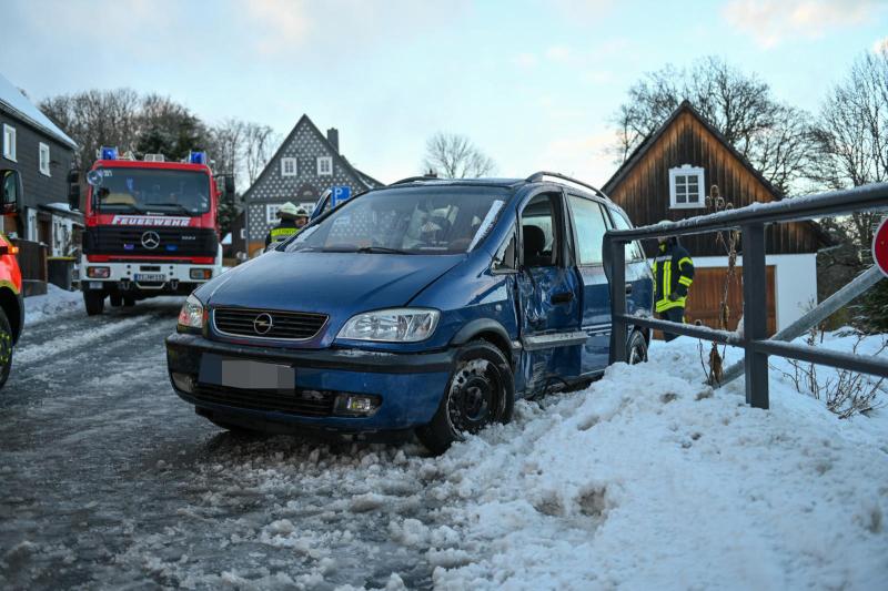 Rutschige Straße: Opel kracht mit Fahrerseite gegen Geländer