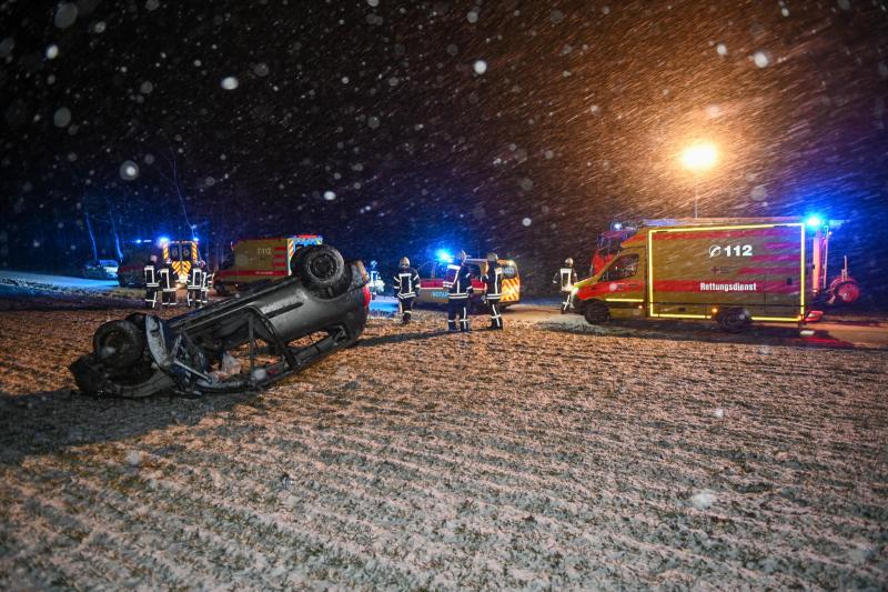 Verschneite Straße: Renault überschlägt sich