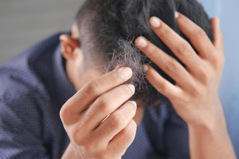Graue Haare mit 20: Krankheit oder Stress?